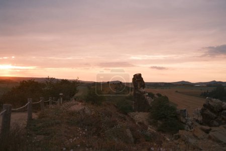 Téléchargez les photos : Beau paysage avec des formations rocheuses sur colline et coucher de soleil pittoresque - en image libre de droit