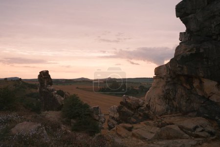 Foto de Increíble vista de la pared de demonios macizo de piedra en las montañas Harz - Imagen libre de derechos
