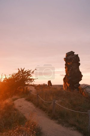 Téléchargez les photos : Vue imprenable sur le mur des diables du massif de pierre dans les montagnes du Harz - en image libre de droit
