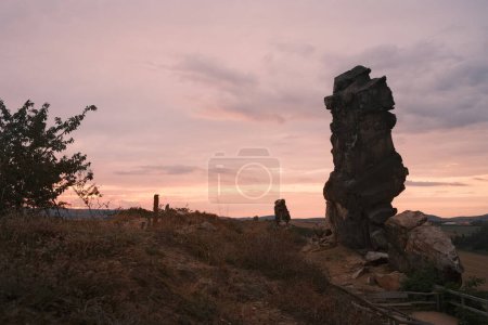 Foto de Increíble vista de la pared de demonios macizo de piedra en las montañas Harz - Imagen libre de derechos