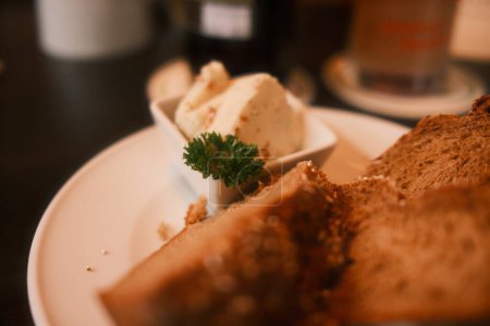 Téléchargez les photos : Vue rapprochée du délicieux petit déjeuner avec des toasts dans le restaurant - en image libre de droit