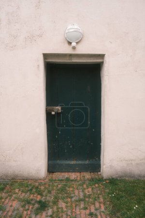 puerta vieja en la pared del edificio antiguo