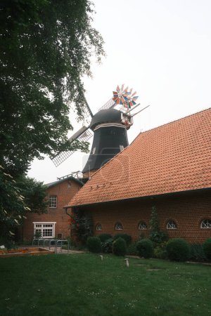vue imprenable sur le vieux moulin à vent à butjadingen, Allemagne     