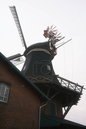increíble vista del viejo molino de viento en butjadingen, Alemania     