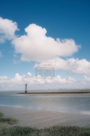 Téléchargez les photos : Belle vue sur le port de mer, ville à l'horizon et ciel bleu avec nuages - en image libre de droit