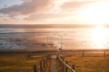 Téléchargez les photos : Passerelle pittoresque et beau coucher de soleil sur la mer - en image libre de droit