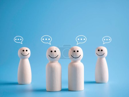 Icono humano de madera con icono de burbuja. Concepto de comunicación, mensaje de chat en línea y red social
