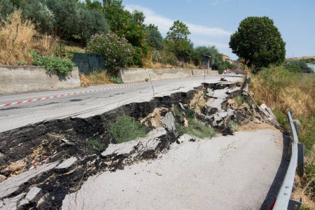 Téléchargez les photos : Grand nid de poule sur une route nationale en Sicile causé par le glissement de terrain, la négligence et l'abandon de l'entretien des routes - en image libre de droit