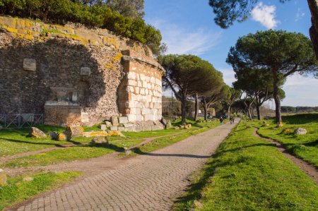 Téléchargez les photos : Appia antica (Vieille Appia) près de Rome, Italie - en image libre de droit