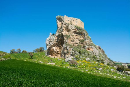 Die Burg von Mussomeli ist eine Festung, die zwischen dem vierzehnten und fünfzehnten Jahrhundert im Frühling erbaut wurde. Caltanissetta, Sizilien, Italien.