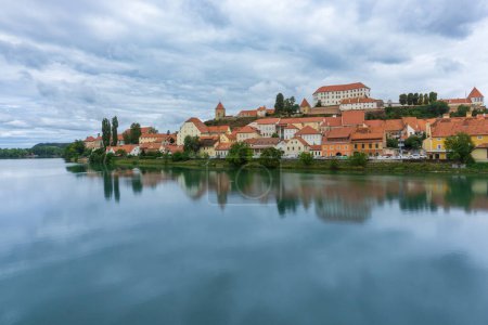 Téléchargez les photos : Ptuj, Slovénie 08 23 2022 : Panoramique de la ville de Ptuj avec la Drava en face de l'image avec son reflet en Slovénie. - en image libre de droit