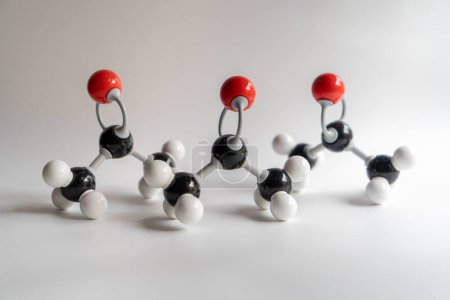Téléchargez les photos : A group of molecular models of ketone molecules on white background - en image libre de droit