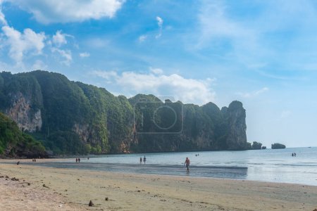 Foto de Ao Nang, Tailandia: 12 09 2019: Foto del mar de Andamán en la ciudad de la playa de Ao Nang, provincia de Krabi - Imagen libre de derechos