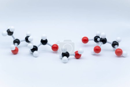 Téléchargez les photos : Différentes molécules d'alcool fabriquées par modèle moléculaire sur fond blanc. Formules chimiques méthanol, éthanol, isopropanol et glycérol avec atomes et liaisons colorés - en image libre de droit