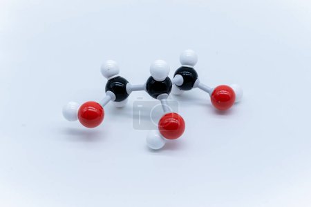 Téléchargez les photos : Molécule de glycérol fabriquée par modèle moléculaire sur fond blanc. Glycérine végétale formule chimique avec des atomes colorés et des liaisons - en image libre de droit