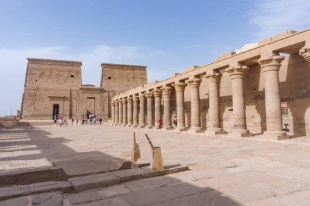 Foto de Philae, Egipto; 04 25 2023: Patio del Templo de Isis, también conocido como Templo Philae, situado en la isla de Philae en medio del río Nilo. - Imagen libre de derechos