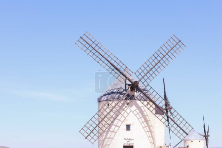 Téléchargez les photos : Moulin à vent Don Quichotte de Consuegra à Tolède. Photo représentative dans la zone de "La Mancha" Texte sur la photo : Chevalier du manteau vert - en image libre de droit