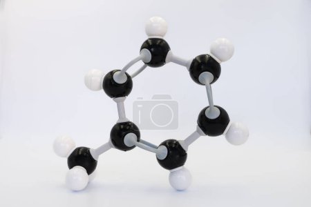 Téléchargez les photos : Molécule de toluène (ou méthylbenzène) fabriquée par modèle moléculaire sur fond blanc. Formule chimique avec des atomes colorés et des liaisons - en image libre de droit