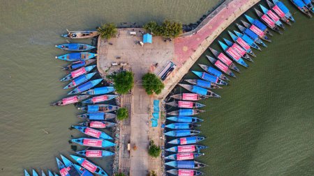 Foto de Puerto pesquero con un montón de barcos de madera estacionados en él vista de drones arial - Imagen libre de derechos