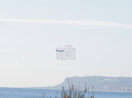 Téléchargez les photos : Avion volant dans la mer - en image libre de droit