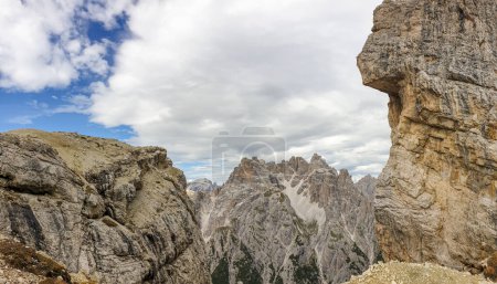 Foto de Una formación rocosa similar a la Esfinge en Dolomitas italianas. La montaña se asemeja a un rostro humano. Paisaje crudo y virgen. Pocas nubes sobre los picos. Picos de alta montaña en la parte posterior. Serenidad - Imagen libre de derechos