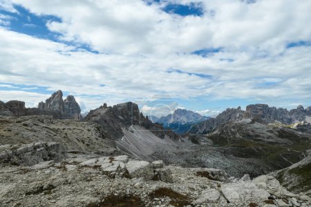 Foto de Una vista panorámica de un valle en Dolomitas italianas. Hay una montaña masiva en frente, con pendientes muy empinadas y agudas. En la parte posterior hay cadenas montañosas más pequeñas. Paisaje crudo y desolado - Imagen libre de derechos