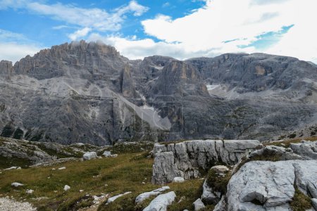 Téléchargez les photos : Vue panoramique sur la vallée dans les Dolomites italiennes. Le fond de la vallée est recouvert de petites plantes. À l'arrière, il y a une chaîne de haute montagne, avec des pentes très vives. Sérénité et recharge - en image libre de droit