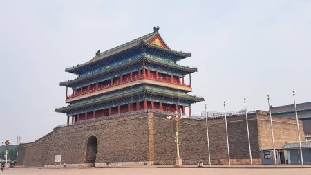 Foto de A panoramic view on a historic gatehouse Zhengyangmen, located on Tiananmen Square in Beijing, China. The construction consist of a high wall, and a house build on top of it. Defence building. - Imagen libre de derechos