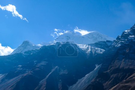 Téléchargez les photos : Pentes dures et dorées sur le chemin du camp de base de Tilicho, Annapurna Circus Trek, Himalaya, Népal, avec vue sur les hauts sommets enneigés. Paysage sec et désolé. Liberté - en image libre de droit