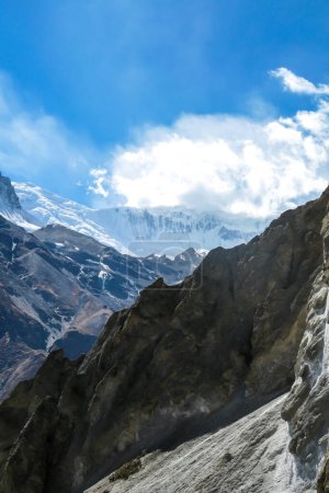 Téléchargez les photos : Un passage dangereux le long de la zone de glissement de terrain sur le chemin du camp de base de Tilicho, Annapurna Circus, Himalaya, Népal. Paysage sec et désolé. Pentes raides et abruptes. Randonnée extrême - en image libre de droit