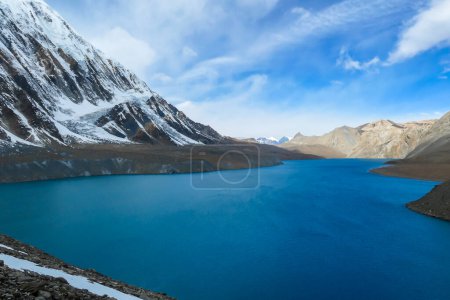 Téléchargez les photos : A panoramic view on turquoise colored Tilicho lake in Himalayas, Manang region in Nepal. The world's highest altitude lake (4949m). Snow capped mountains around. Calm surface of the lake. Serenity - en image libre de droit