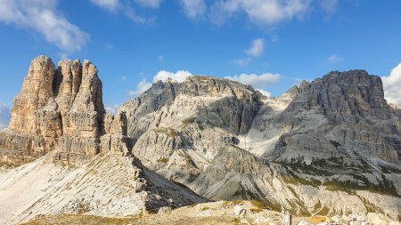 Téléchargez les photos : Vue panoramique sur Toblinger Knoten et les montagnes environnantes dans les Dolomites italiennes. Difficile ad dangereux itinéraire d'escalade. Vallée pierreuse en dessous. Peu de sentiers étroits sur le côté. Liberté et sérénité - en image libre de droit