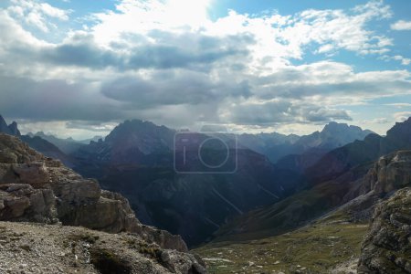 Foto de Una vista panorámica de un vasto valle en los Dolomitas italianos. El valle está rodeado de altas montañas de cada lado. Hay unas cuantas nubes arriba. Lugar remoto y aislado. Remedio - Imagen libre de derechos