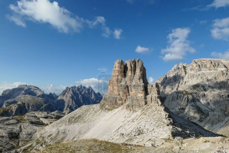 Téléchargez les photos : A panoramic view on Toblinger Knoten and surrounding mountains in Italian Dolomites. Difficult ad dangerous climbing route. Stony valley below. Few narrow pathways on the side. Freedom and serenity - en image libre de droit