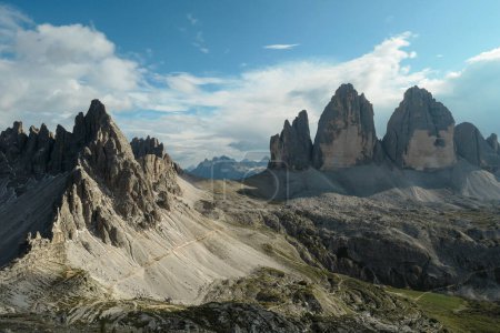 Téléchargez les photos : Une capture panoramique de la célèbre Tre Cime di Lavaredo (Drei Zinnen) et des montagnes environnantes dans les Dolomites italiennes. Les montagnes sont entourées de nuages épais. Beaucoup de glissements de terrain. Sérénité - en image libre de droit