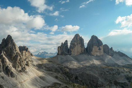 Foto de Una captura panorámica de la famosa Tre Cime di Lavaredo (Drei Zinnen) y las montañas circundantes en los Dolomitas italianos. Las montañas están rodeadas de densas nubes. Muchos deslizamientos de tierra. Serenidad - Imagen libre de derechos