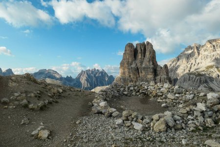 Téléchargez les photos : A panoramic view on Toblinger Knoten and surrounding mountains in Italian Dolomites. Difficult ad dangerous climbing route. Stony valley below. Few narrow pathways on the side. Freedom and serenity - en image libre de droit