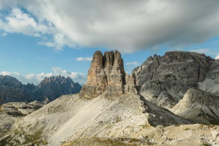 Téléchargez les photos : Vue panoramique sur Toblinger Knoten et les montagnes environnantes dans les Dolomites italiennes. Difficile ad dangereux itinéraire d'escalade. Vallée pierreuse en dessous. Peu de sentiers étroits sur le côté. Liberté et sérénité - en image libre de droit