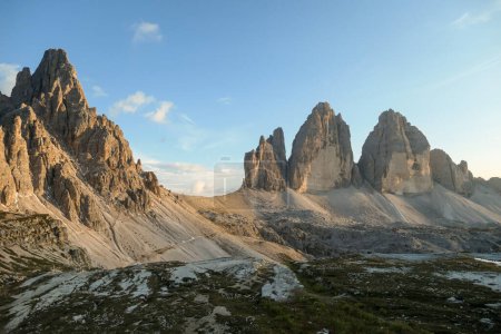 Téléchargez les photos : A panoramic capture of the sunset above Tre Cime di Lavaredo (Drei Zinnen) and surrounding mountains in Italian Dolomites. The mountains are surrounded by pink and orange clouds. Golden hour. Serenity - en image libre de droit