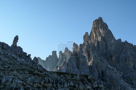 Téléchargez les photos : A capture of high and sharp peaks of Frankfurter Wuerstel in Dolomites, Italy during the early morning.  Lots of lose stones and pebbles. Raw and desolated landscape. Daybreak. Serenity and calmness. - en image libre de droit