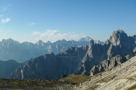 Foto de Vista panorámica de los Dolomitas italianos. Montañas interminables, altas y agudas de cada lado. Los picos están envueltos en neblina matutina. Sendero estrecho que va a lo largo de la ladera de la montaña. Lugar remoto y aislado - Imagen libre de derechos