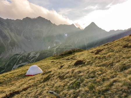Foto de Sleeping in the wilderness in a tent in the alps of Austria is full of purity and adrenaline. The hiking tours are not frequented and you can look for inner peace - Imagen libre de derechos