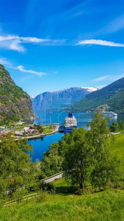 Téléchargez les photos : Une vue sur le port situé au Sognefjord, Norvège. Le fjord va loin à l'intérieur. Une petite rue longeant le rivage. Petit village situé le long de la côte. Belle et claire journée. - en image libre de droit