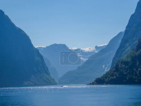 Téléchargez les photos : Vue sur le Songefjorden (roi des fjords) depuis le niveau de l'eau. C'est le fjord le plus profond de Norvège. De hautes montagnes verdoyantes entourant le fjord. Surface calme de l'eau. Ciel bleu clair
. - en image libre de droit