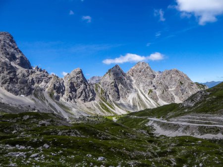 Téléchargez les photos : Vallée située entre la chaîne de montagnes pierreuses et escarpées de Lienz Dolomites, Autriche. Les pentes sont stériles, avec peu d'herbe dessus. Dangereux alpinisme. Belle et claire journée. Beauté naturelle - en image libre de droit