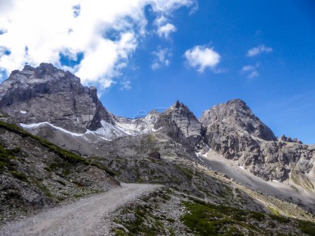 Téléchargez les photos : Vallée située entre la chaîne de montagnes pierreuses et escarpées de Lienz Dolomites, Autriche. Les pentes sont stériles, avec peu d'herbe dessus. Dangereux alpinisme. Belle et claire journée. Beauté naturelle - en image libre de droit