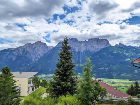 Téléchargez les photos : Vue à distance sur la chaîne de montagnes pierreuses et escarpées des Dolomites de Lienz, Autriche. Les pentes sont stériles, avec peu d'herbe dessus. Dangereux alpinisme. Peu de toits en dessous. Beauté naturelle - en image libre de droit