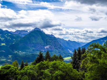 Téléchargez les photos : Vue à distance sur la chaîne de montagnes pierreuses et escarpées des Dolomites de Lienz, Autriche. Les pentes sont stériles, avec peu d'herbe dessus. Dangereux alpinisme. Belle et claire journée. Beauté naturelle - en image libre de droit