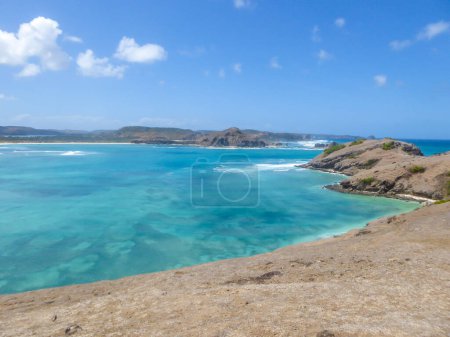 Téléchargez les photos : An areal view on idyllic Tanjung Aan beach in Lombok, Indonesia. The bay of water is guarded by a headland. Water has many shades of blue. Perfect day for relaxation on the beach. - en image libre de droit