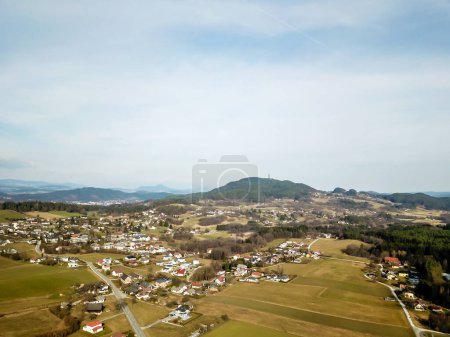 Téléchargez les photos : Vue imprenable sur Schiefling am See, Autriche. Le village est situé entre les chaînes des Alpes. Il y a une forêt épaisse et dense tout autour. vivre en harmonie avec la nature. - en image libre de droit